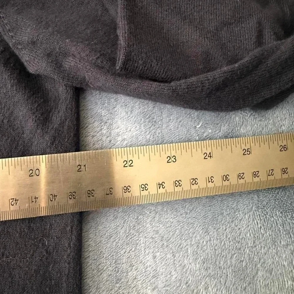 J.Crew blue  v neck sweater men Size M‎